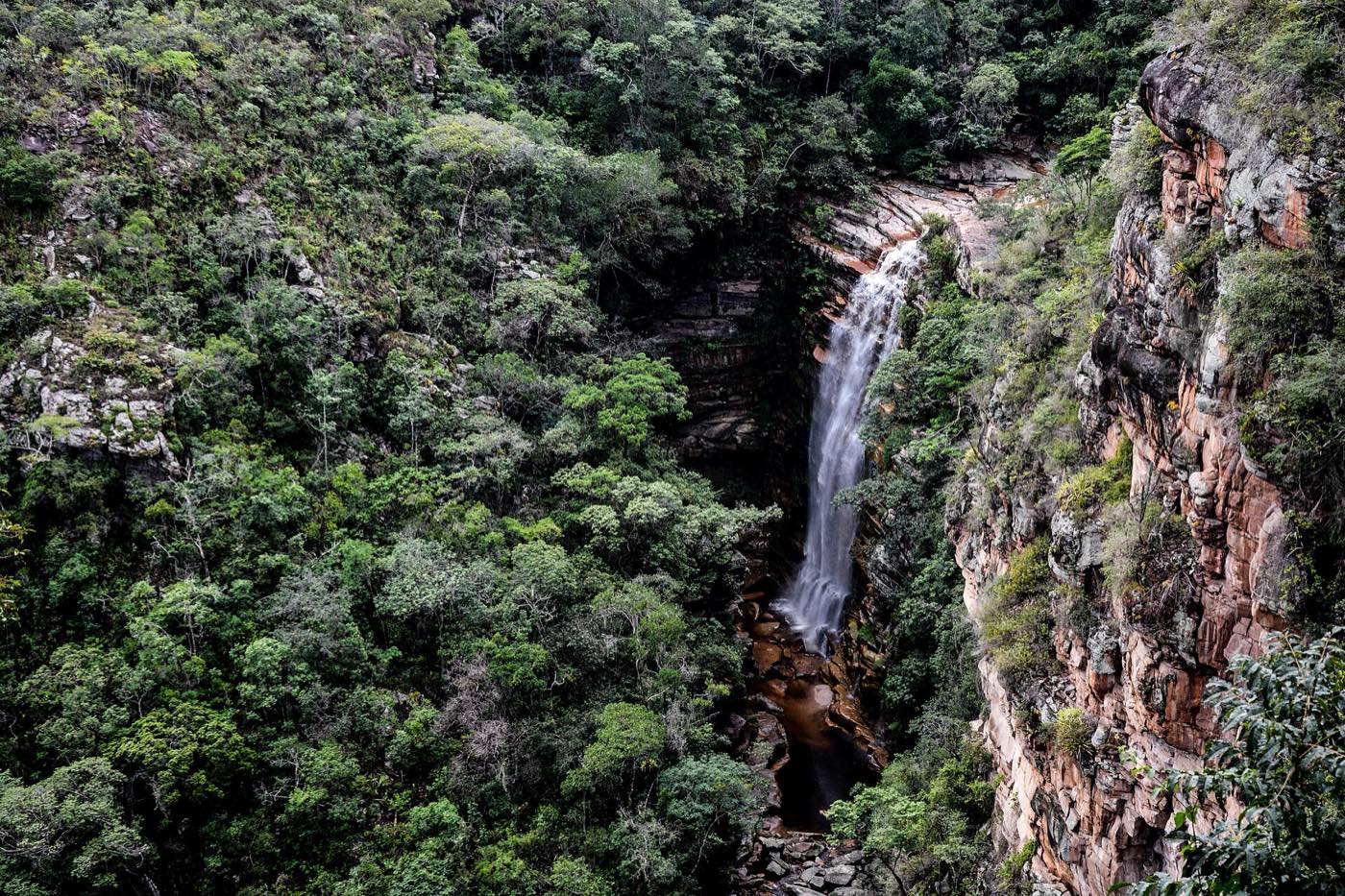 A Cachoeira do Mosquito vista do alto, entre a mata e a parede de pedra